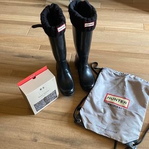 Size 8 Black Hunter Boots, black fur liners, black/white liners & drawstring bag